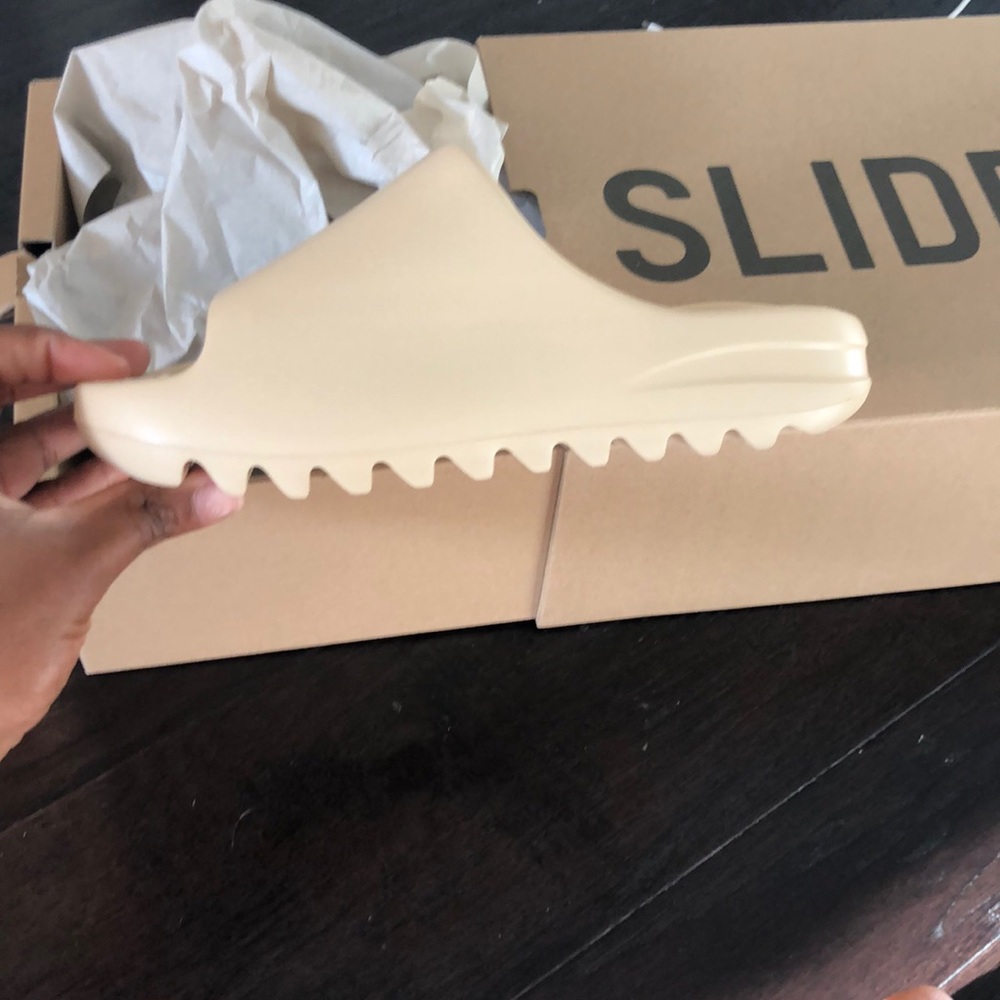 Yeezy Slides - Picture 2 of 5